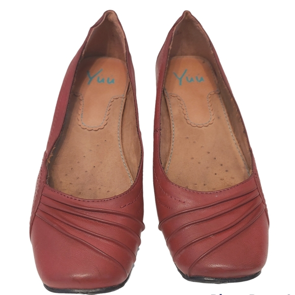 Yuu women's Franca slip on low heel wedge casual loafer red shoes size 7.5M - Picture 3 of 10